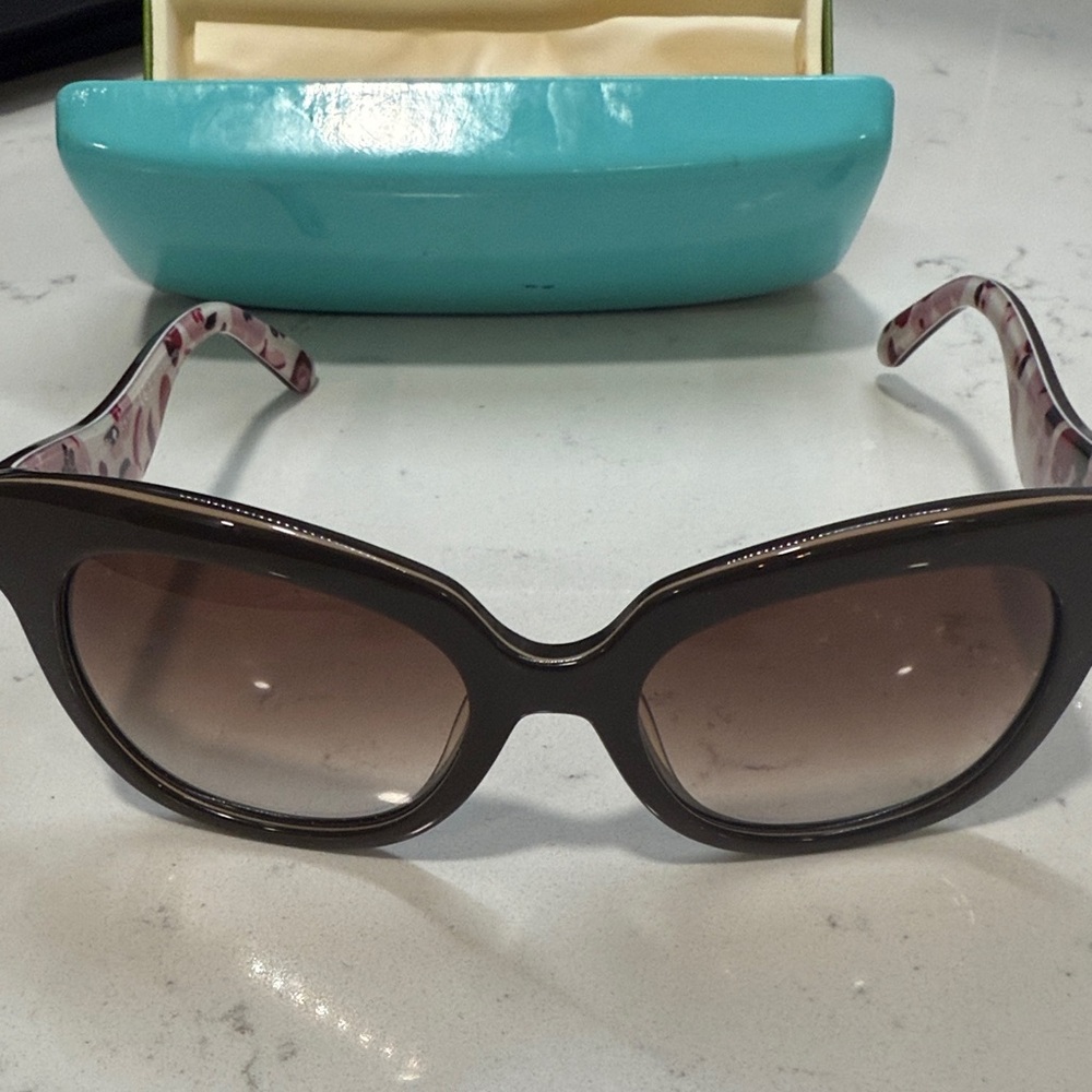 Kate Spade sunglasses. box/cleaning rag included.  Amberley Hello Sunshine.